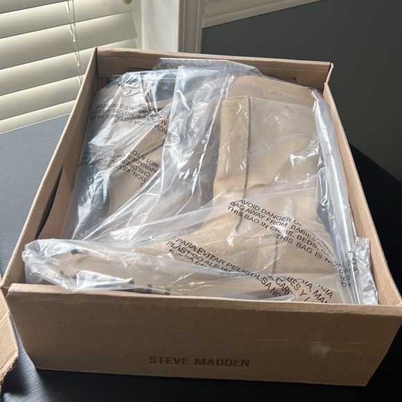 Steve Madden Women's Hesitant Lug-Sole Chelsea Booties....MSRP $139 - Picture 2 of 4